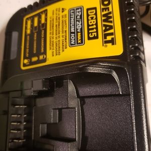 DEWALT 20V MAX* Charger (DCB115)